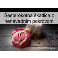 Šesterokotna škatlica z nenavadnim pokrovom